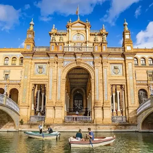 People rowing on the river at the Plaza de España