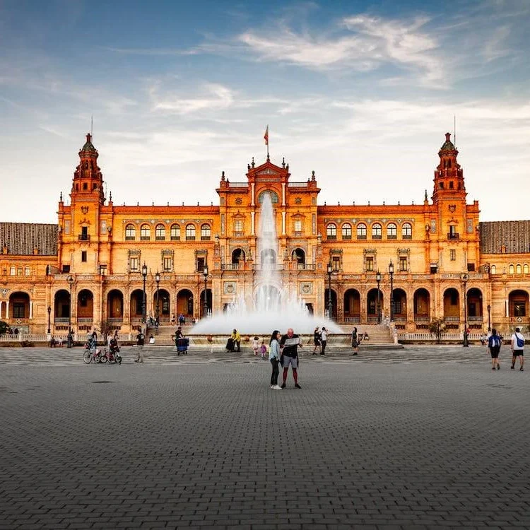 The fountain and tourists at the Plaza de España